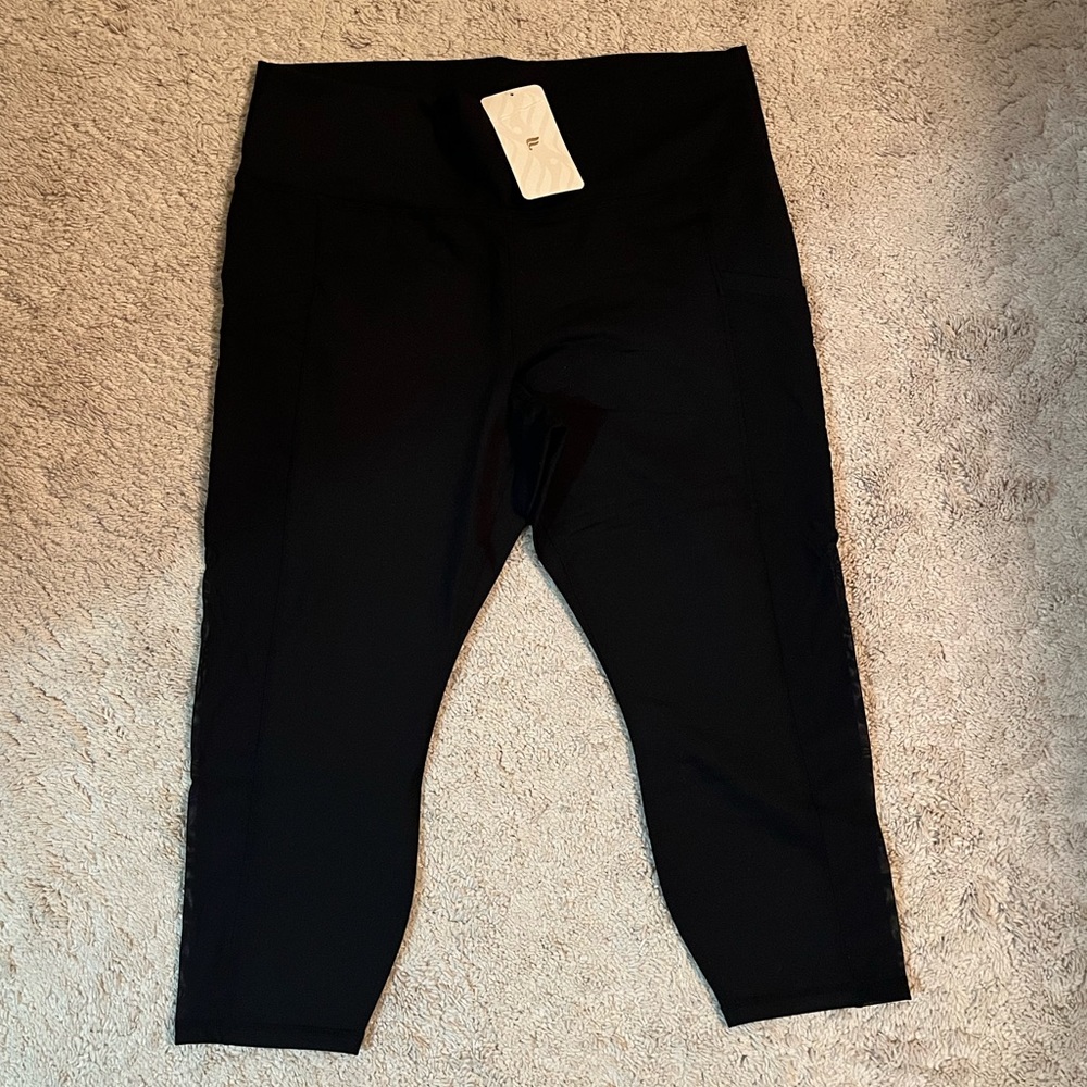 NWT - FABLETICS MILA HIGH-WAISTED POCKET CAPRI